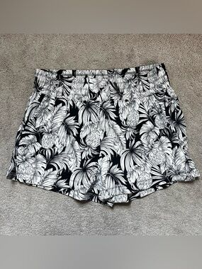 Old Navy high waisted Stretch-tech Dry Fit shorts 4 inch inseam large floral